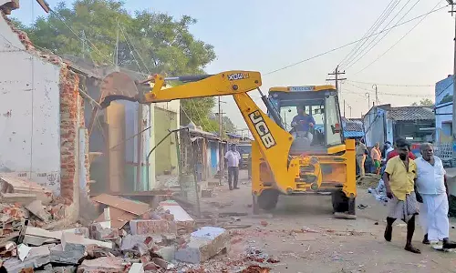 கோவில்பட்டியில் நகராட்சி சந்தை கடைகளை இடித்து அகற்றும் பணி தொடங்கியது- எதிர்ப்பு தெரிவித்த வியாபாரிகள் கைது