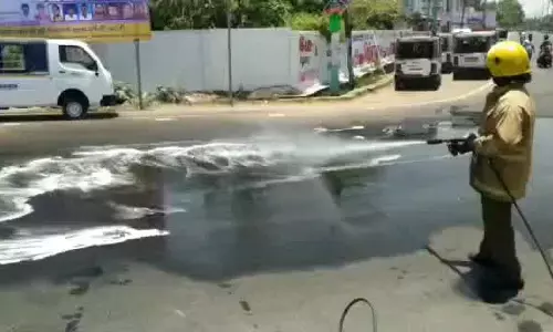 சாலையில் விழுந்து பெரும் சத்தத்துடன் வெடித்த ஆசிட் குடுவை