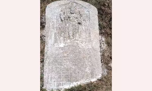 ஊத்துக்கோட்டை ஆரணி ஆற்றில் பழமையான காலபைரவர் சிலையுடன் கல்வெட்டு