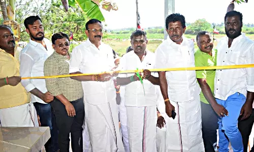 மேலூர்: பயணிகள் நிழற்குடையை திறந்து வைத்த  எம்.எல்.ஏ.