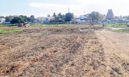 சித்திரை திருவிழாவுக்காக வைகை ஆற்றை சுத்தப்படுத்தும் பணி தொடங்கியது