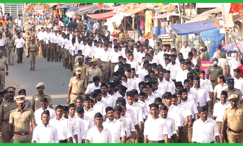 போலீஸ் பாதுகாப்புடன் ஆர்.எஸ்.எஸ்.  ஊர்வலம்