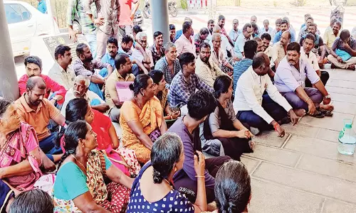 கன்னியாகுமரி பேரூராட்சி அலுவலகத்தில் வியாபாரிகள்-கவுன்சிலர்கள் முற்றுகை போராட்டம்