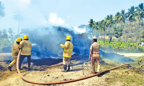 வைக்கோல் பாரம் ஏற்றி சென்ற லாரியில் திடீர் தீ