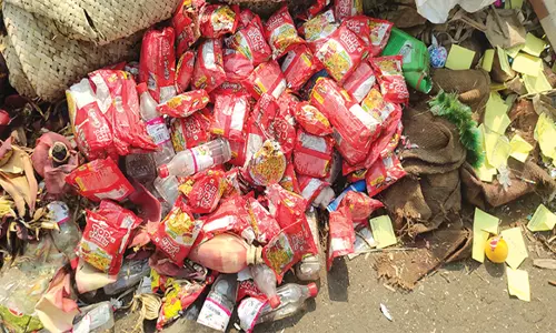 சாலையோரத்தில் கொட்டப்படும் காலாவதியான திண்பண்டங்கள்