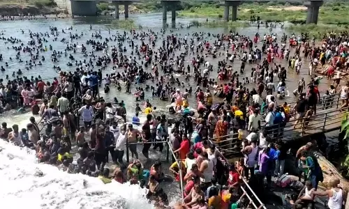 கொடிவேரி தடுப்பணையில் 3 நாளில்  17 ஆயிரத்து 500 பேர் குளித்து மகிழ்ந்தனர்