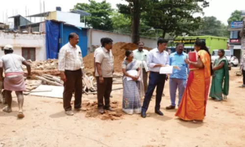 திருவட்டார் பஸ் நிலைய கட்டுமான பணிகளை ஆய்வு செய்த பேரூராட்சிகளின் இயக்குனர்