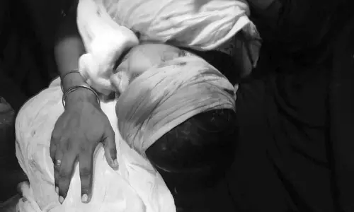 திருமங்கலம் அருகே ஓடும் ரெயில் மீது கல்வீச்சு- 2 பெண்கள் படுகாயம்