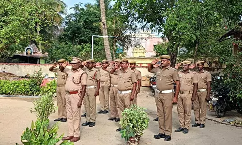 தீயணைப்பு வீரர்களுக்கு மலர்வளையம் வைத்து அஞ்சலி