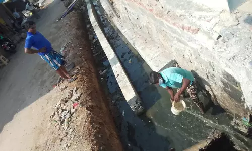 சாக்கடை கால்வாய் தேங்கி நிற்கும் கழிவு நீரால் பொதுமக்கள் அவதி