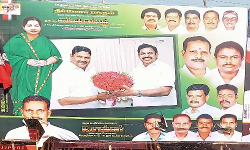 ரெட்டிச்சாவடி போலீஸ் நிலையம் அருகே  அ.தி.மு.க. பேனர்கள் கிழிப்பு