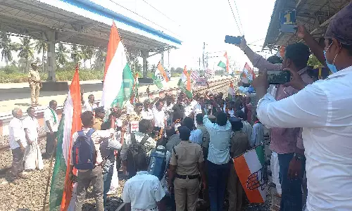 காங்கிரஸ் கட்சியினர் ெரயில் மறியல்