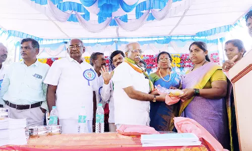 ஓசூரில் ஏழைப்பெண்களுக்கு  இலவச சேலை வழங்கும் நிகழ்ச்சி