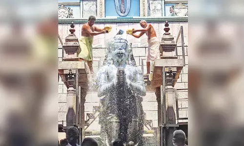 சித்திரை முதல் ஞாயிற்றுக்கிழமையையொட்டிநாமக்கல் ஆஞ்சநேயருக்கு 1008 லிட்டர் பால் அபிஷேகம்