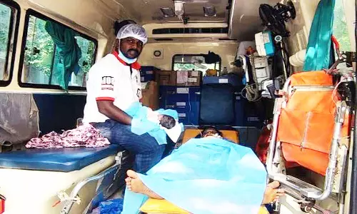 ஆம்புலன்சில் பெண்ணுக்கு பிரசவம்