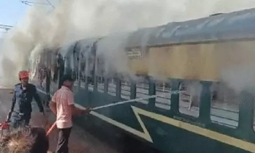 குஜராத் புறநகர் ரெயிலில் திடீர் தீ விபத்து - அலறியடித்து ஓடிய பயணிகளால் பரபரப்பு