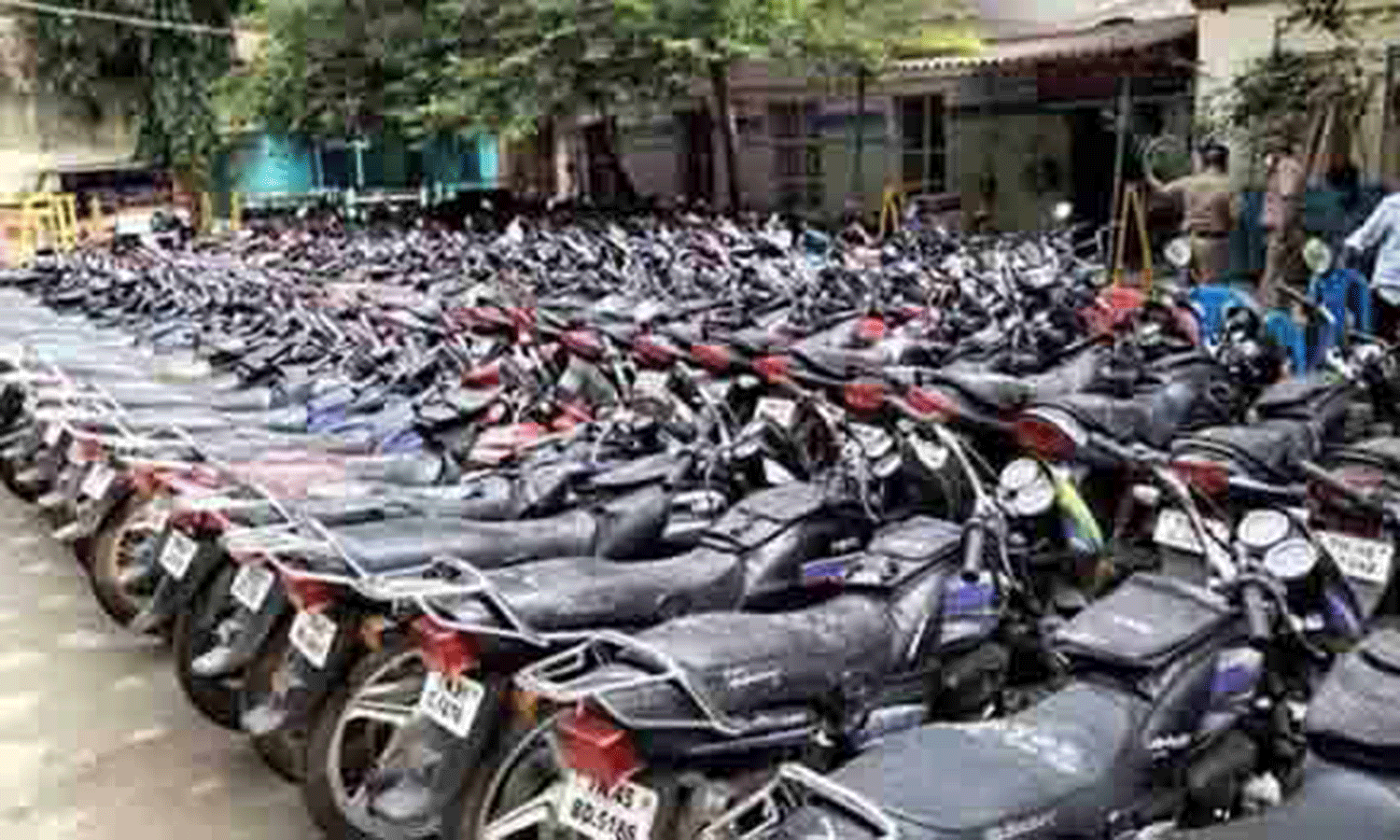 தேனி மாவட்ட போலீசார் சார்பில் பறிமுதல் செய்யப்பட்ட வாகனங்கள் ஏலம் தேனி மாவட்ட போலீசார் சார்பில் பறிமுதல் செய்யப்பட்ட வாகனங்கள் ஏலம்