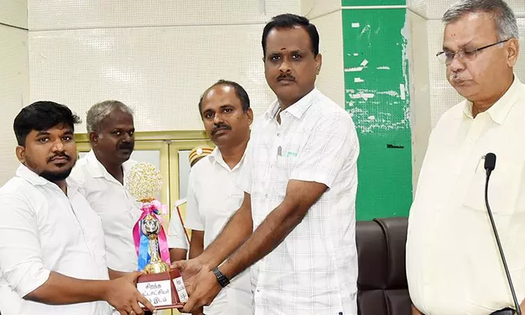 விருதுநகர் மாவட்டத்தில் சிறப்பாக பணியாற்றிய வருவாய்த்துறை அதிகாரிகளுக்கு பரிசு விருதுநகர் மாவட்டத்தில் சிறப்பாக பணியாற்றிய வருவாய்த்துறை அதிகாரிகளுக்கு பரிசு