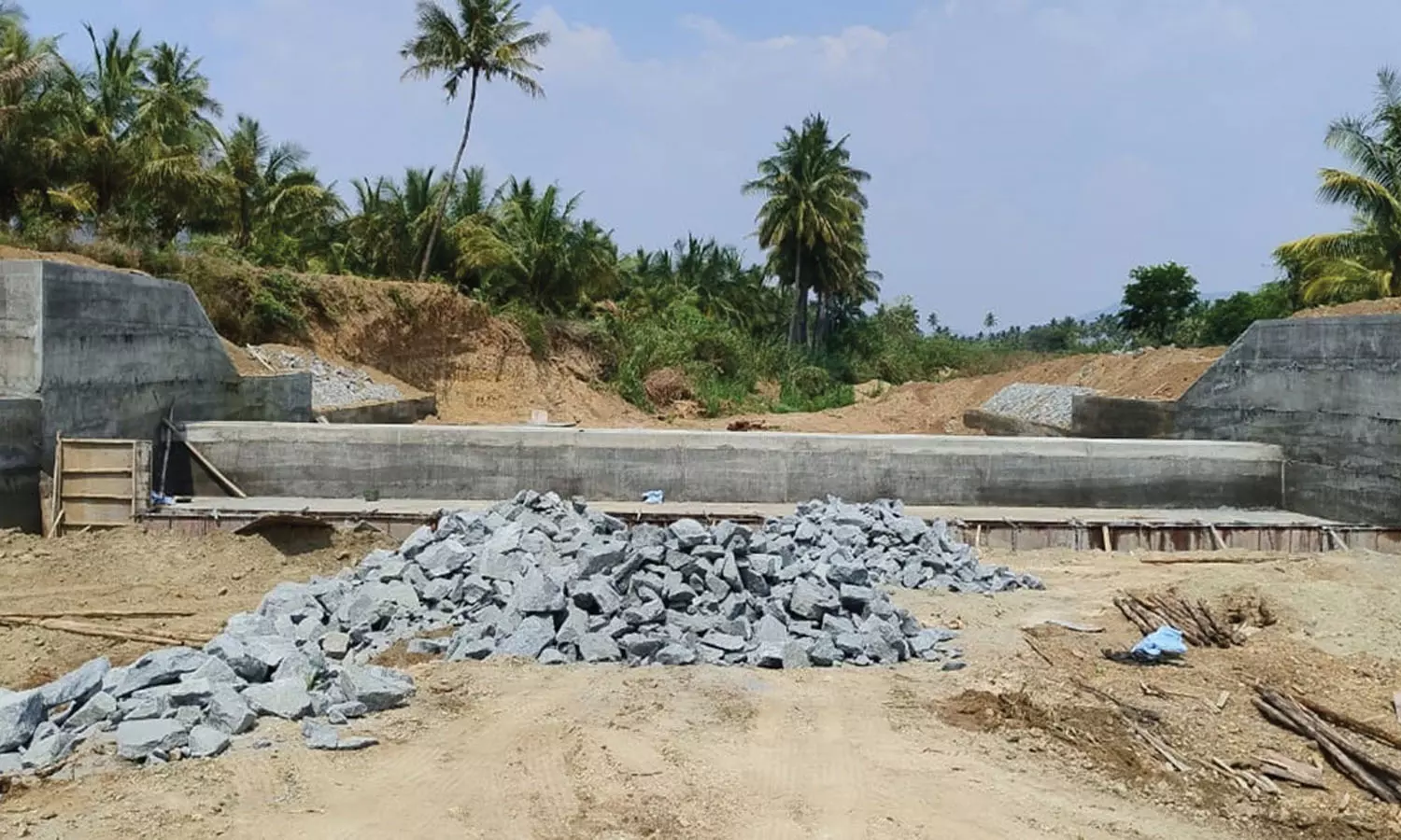 தோலம்பாளையம் பெரியபள்ளத்தில் தடுப்பணை கட்டும் பணி தீவிரம்