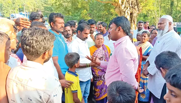 ஏற்காட்டில் சஸ்பெண்டு செய்யப்பட்டஆசிரியரை மீண்டும் பணியமர்த்த கேட்டு கிராம மக்கள் போராட்டம் ஏற்காட்டில் சஸ்பெண்டு செய்யப்பட்டஆசிரியரை மீண்டும் பணியமர்த்த கேட்டு கிராம மக்கள் போராட்டம்