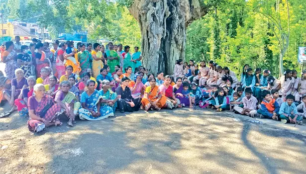 ஏற்காட்டில் சஸ்பெண்டு செய்யப்பட்டஆசிரியரை மீண்டும் பணியமர்த்த கேட்டு கிராம மக்கள் போராட்டம் ஏற்காட்டில் சஸ்பெண்டு செய்யப்பட்டஆசிரியரை மீண்டும் பணியமர்த்த கேட்டு கிராம மக்கள் போராட்டம்