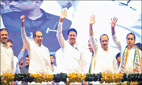 நாட்டுக்காக வாழ்க்கையை அர்ப்பணிப்பது தான் எங்களின் இந்துத்வா: உத்தவ் தாக்கரே பேச்சு