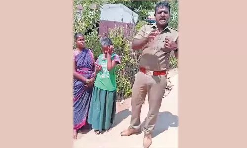 குழந்தைகளை பள்ளிக்கு அனுப்ப விழிப்புணர்வு ஏற்படுத்தி வரும் சப்-இன்ஸ்பெக்டர்