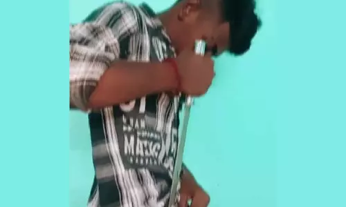 புதுவையில் பட்டா கத்தியுடன் வலம் வரும் வாலிபர்கள்- பொதுமக்கள் கடும் அதிர்ச்சி