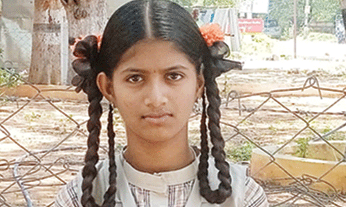 மாநில வினாடி வினா போட்டியில் வென்று வெளிநாடு செல்லும் அரசு பள்ளி மாணவிக்கு பாராட்டு