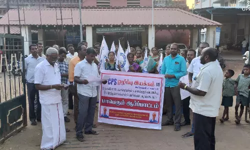 கிராம நிர்வாக உதவியாளர் சங்கத்தினர் ஆர்ப்பாட்டம்