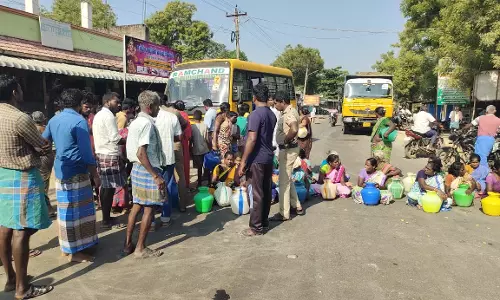 பொதுமக்கள் காலி குடங்களுடன் சாலை மறியல்