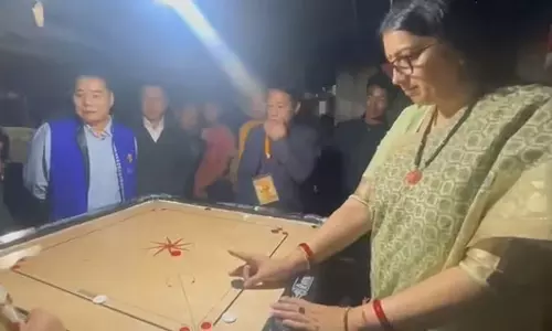 கேரம் விளையாடிய மத்திய மந்திரி ஸ்மிருதி இரானி