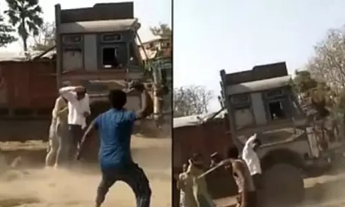 பெண் அதிகாரிகளை இழுத்து சென்று தாக்கிய மணல் மாபியா கும்பல்- 44 பேர் கைது