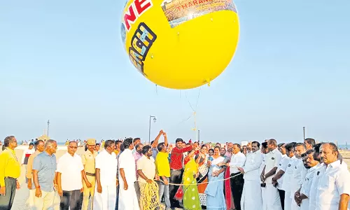 தரங்கம்பாடியில், ஓசோன் செறிவு மண்டல விழிப்புணர்வு நிகழ்ச்சியில் ராட்சத பலூனை பறக்கவிட்ட கலெக்டர்