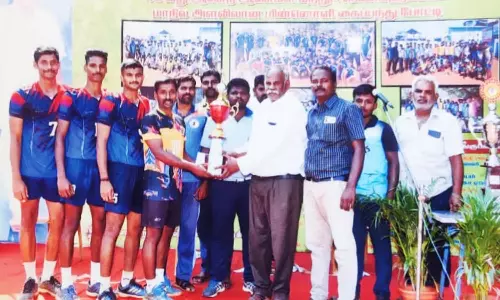 பாவூர்சத்திரம் அருகே மின்னொளி கைப்பந்து போட்டிகள்