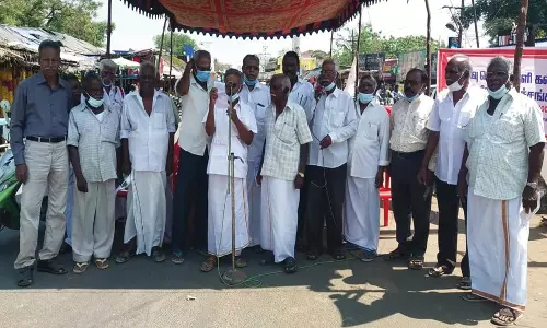 சிதம்பரத்தில் ஓய்வு பெற்ற ஆசிரியர் சங்கத்தினர் போராட்டம்