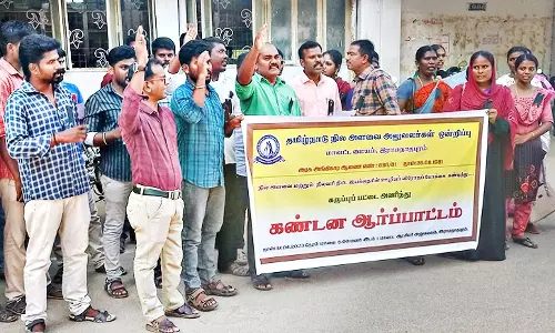 கருப்பு பேட்ஜ் அணிந்து ஆர்ப்பாட்டம்