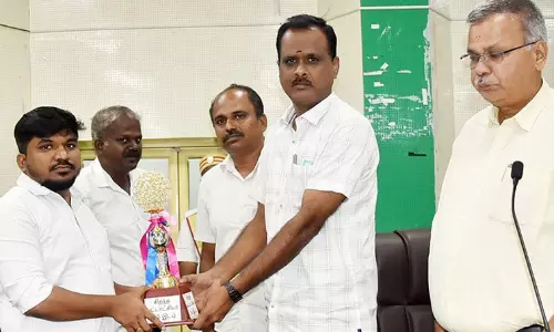 விருதுநகர் மாவட்டத்தில் சிறப்பாக பணியாற்றிய வருவாய்த்துறை அதிகாரிகளுக்கு பரிசு