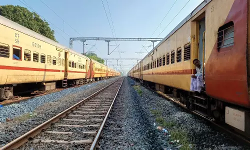 தண்டவாளம் சீரமைக்கும் பணி: செந்தூர் எக்ஸ்பிரஸ் ெரயில் 2 மணி நேரம் காலதாமதம்:  குடிநீர், உணவு கிடைக்காமல் பயணிகள் தவிப்பு