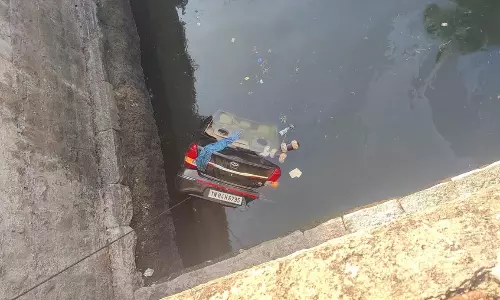 கிணற்றுக்குள் கார் கவிழ்ந்து விபத்து