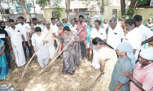 கோவை  38-வது வார்டில் பொதுமக்களுடன் இணைந்து பூங்காவை சீரமைத்த அ.தி.மு.க. கவுன்சிலர்