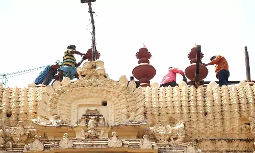 ஜலகண்டேஸ்வரர் கோவில் கோபுர கலசங்களில் தங்க முலாம் பூசும் பணி தீவிரம்