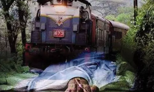 ரெயில் மோதி தனியார் நிறுவன ஊழியர் பலி