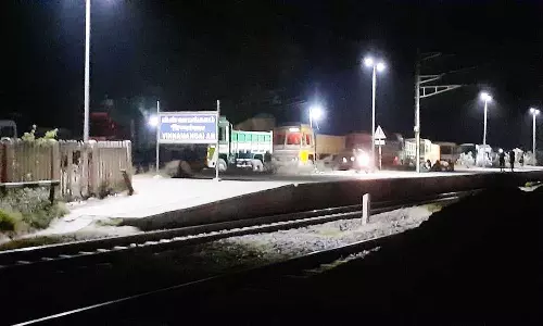 ெரயில்வே கேட்டில் லாரிகளால் போக்குவரத்து பாதிப்பு