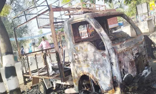 மினி வேன் தீ வைத்து எரிப்பு