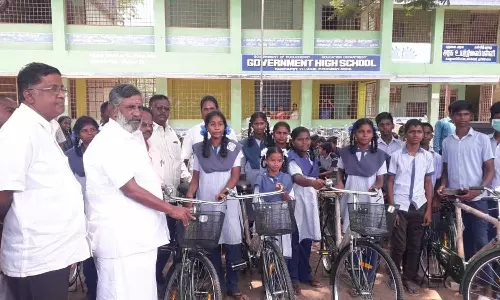 மாணவர்களுக்கு இலவச சைக்கிள்