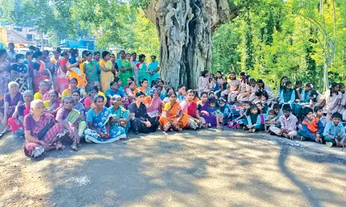 ஏற்காட்டில் சஸ்பெண்டு செய்யப்பட்டஆசிரியரை மீண்டும் பணியமர்த்த கேட்டு கிராம மக்கள் போராட்டம்