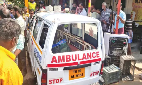 அதிவேகமாக சென்ற ஆம்புலன்ஸ் கவிழ்ந்து விபத்துஓட்டுநர் உட்பட 3 பேர் படுகாயம்