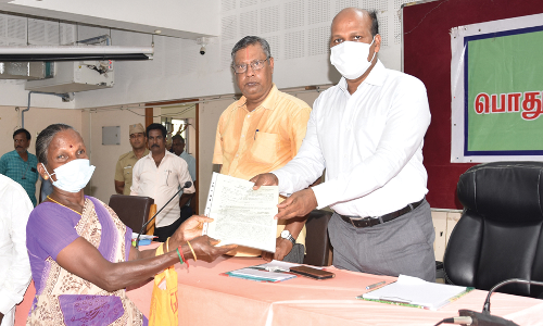 கடலூரில்  மாற்றுத்திறனாளி பயனாளிகளுக்கு இலவச வீட்டு மனை பட்டா:  கலெக்டர் பாலசுப்பிரமணியம் வழங்கினார்