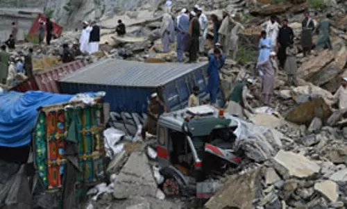 நிலச்சரிவில் புதைந்த லாரிகள்: இருவர் பலி- 8 பேர் படுகாயம்